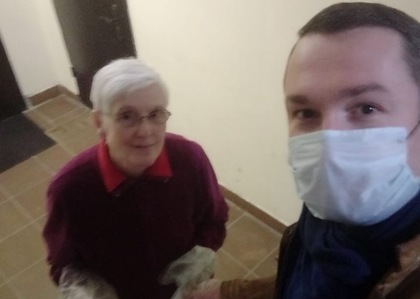 В это не простое время волонтеры Общественной палаты, в рамках благотворительности, дарят пенсионерам Пасхальные куличи.