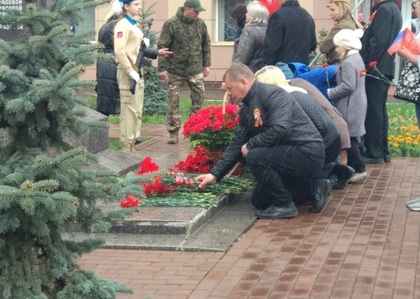 Возложение цветов к памятнику погибших воинов